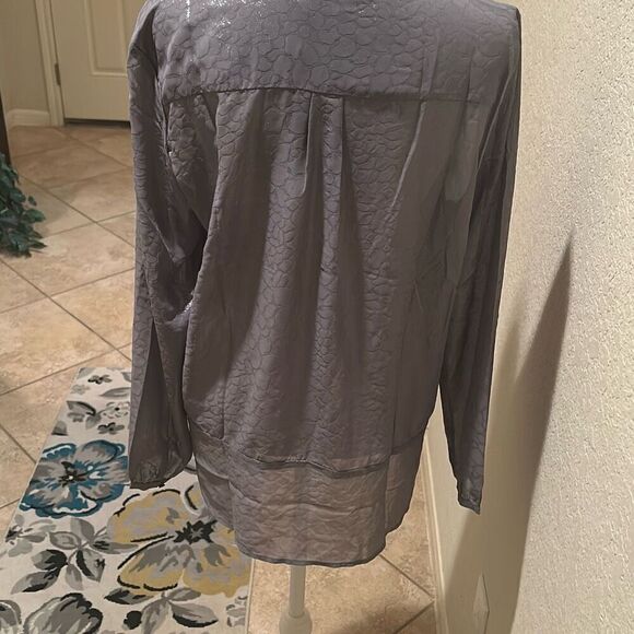 Krisa Women's M Long Sleeve Split Neck Popover Blouse Gray Metallic Animal Print - Picture 6 of 12